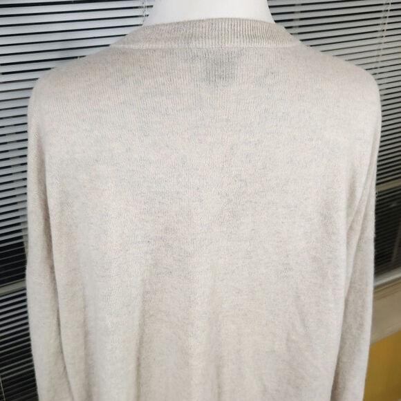 C by Bloomingdales $229 Medium 100% Cashmere Light Gray Beige V-Neck Sweater - Picture 9 of 14